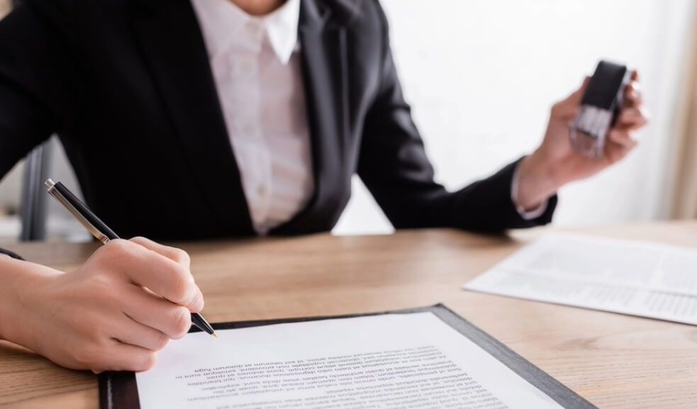 A notary guiding an eClosing signing session