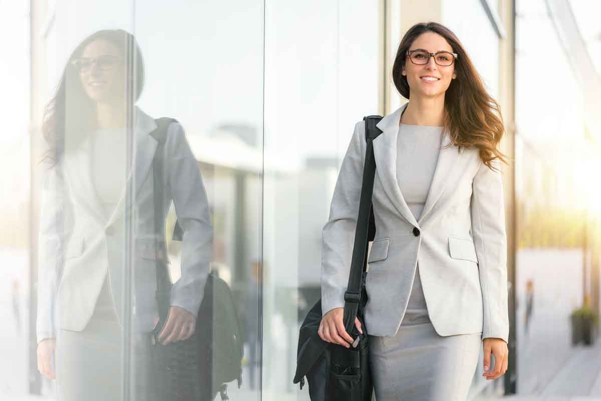 A subpoena server heading to an assignment