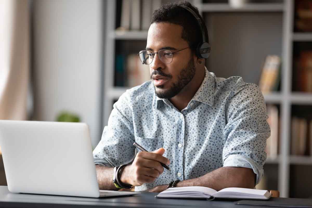 A subpoena service professional at work